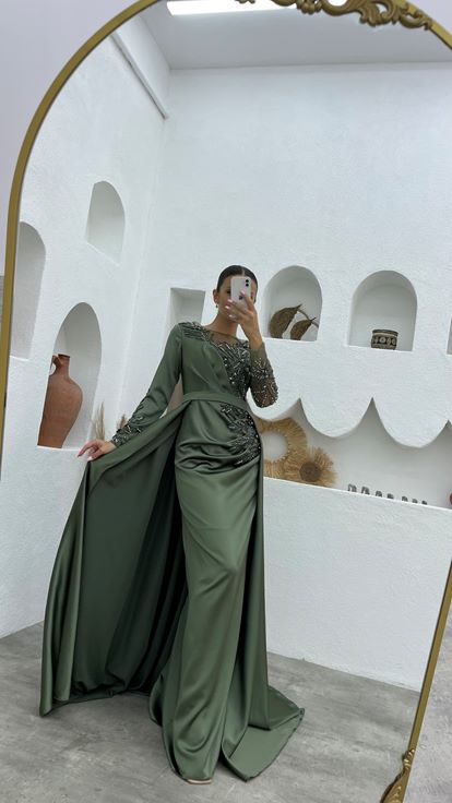 Vestido de noche de raso bordado transparente caqui