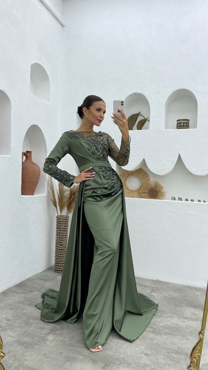 Vestido de noche de raso bordado transparente caqui