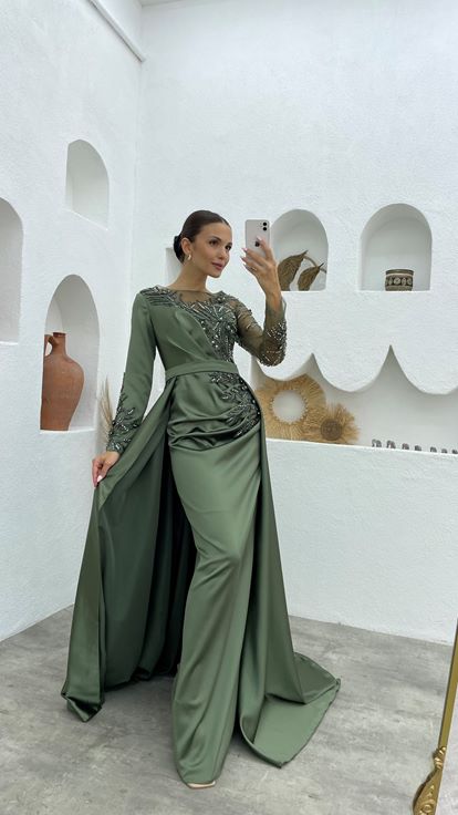 Vestido de noche de raso bordado transparente caqui