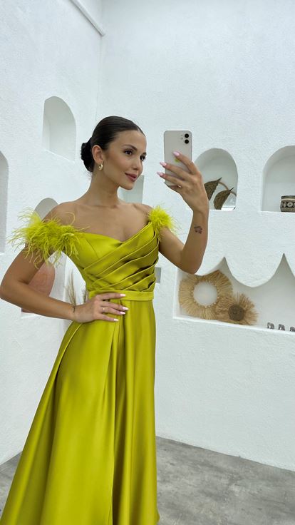 Grünes Abendkleid aus drapiertem Satin mit Federdetail und Schultern