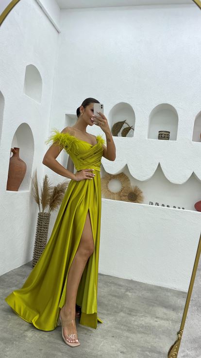 Grünes Abendkleid aus drapiertem Satin mit Federdetail und Schultern