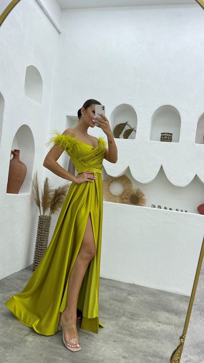 Grünes Abendkleid aus drapiertem Satin mit Federdetail und Schultern