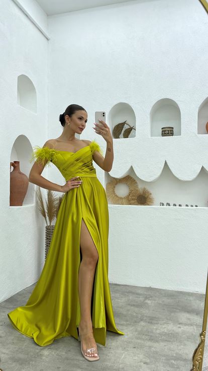 Grünes Abendkleid aus drapiertem Satin mit Federdetail und Schultern