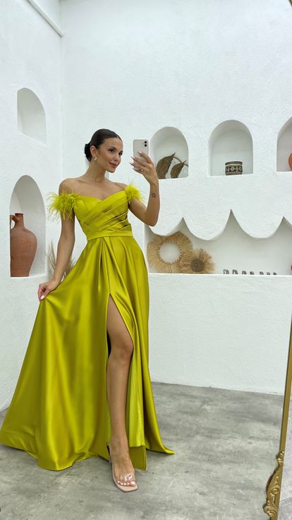 Grünes Abendkleid aus drapiertem Satin mit Federdetail und Schultern