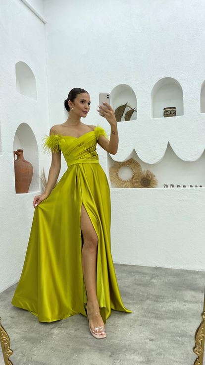 Grünes Abendkleid aus drapiertem Satin mit Federdetail und Schultern