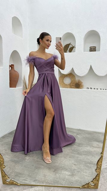 Vestido de noche de satén drapeado con detalle de plumas lila