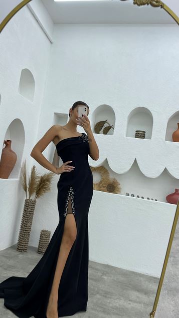 Vestido de noche negro bordado de un solo hombro