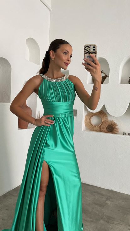 Grünes, besticktes, drapiertes Satin-Abendkleid mit Gürtel