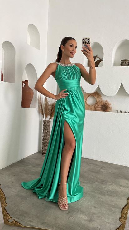 Grünes, besticktes, drapiertes Satin-Abendkleid mit Gürtel
