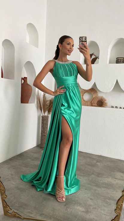 Grünes, besticktes, drapiertes Satin-Abendkleid mit Gürtel