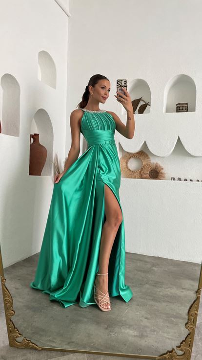 Grünes, besticktes, drapiertes Satin-Abendkleid mit Gürtel