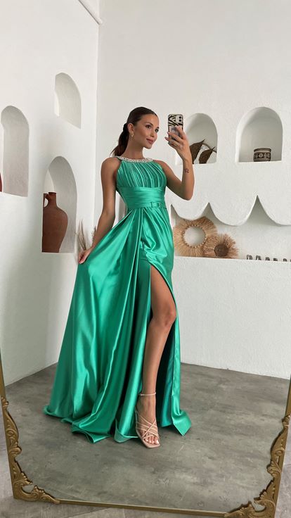 Grünes, besticktes, drapiertes Satin-Abendkleid mit Gürtel