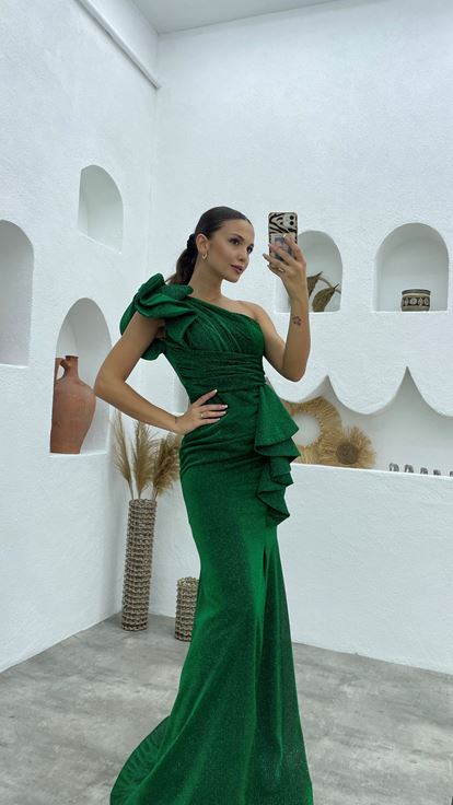 فستان سهرة أخضر بكتف واحد مكشكش لامع