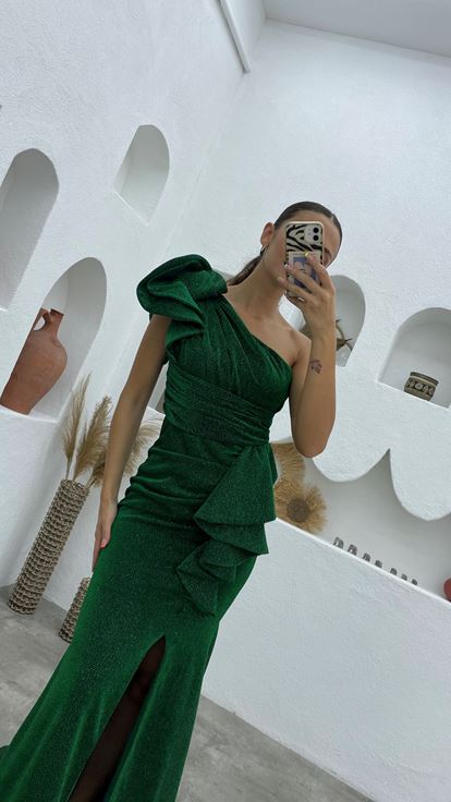 فستان سهرة أخضر بكتف واحد مكشكش لامع