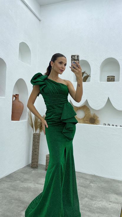 فستان سهرة أخضر بكتف واحد مكشكش لامع