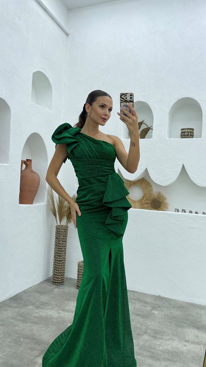 فستان سهرة أخضر بكتف واحد مكشكش لامع
