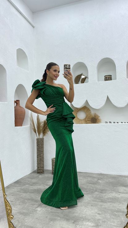 فستان سهرة أخضر بكتف واحد مكشكش لامع