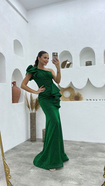 فستان سهرة أخضر بكتف واحد مكشكش لامع