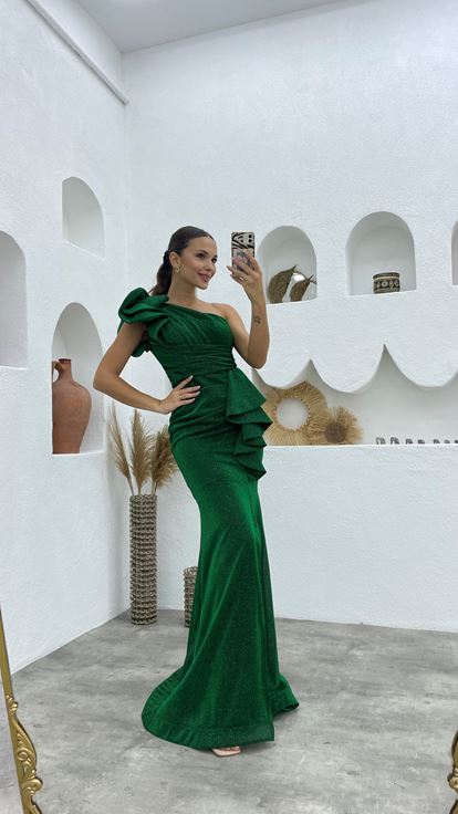 فستان سهرة أخضر بكتف واحد مكشكش لامع