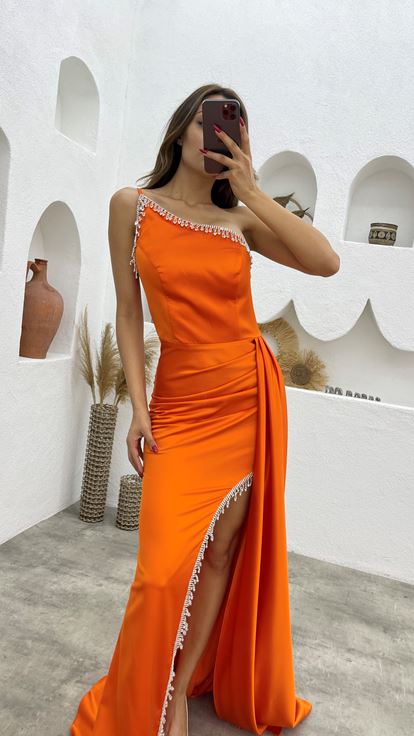 Robe de soirée en satin brodé orange