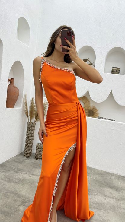 Robe de soirée en satin brodé orange