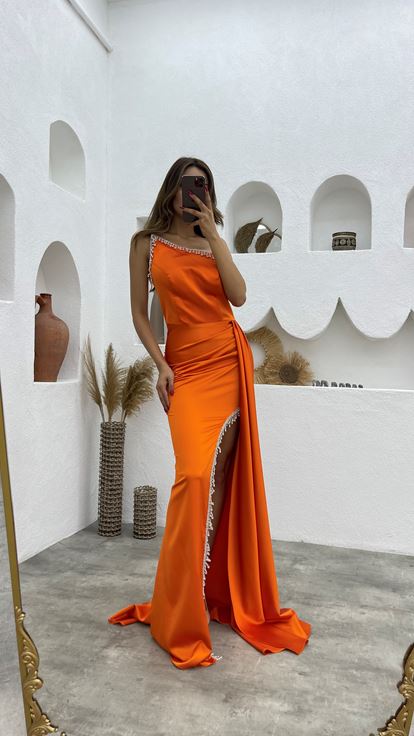 Robe de soirée en satin brodé orange