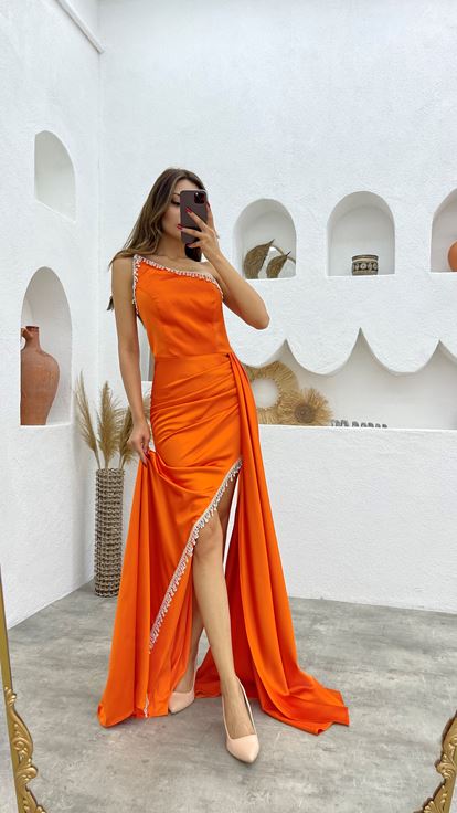 Robe de soirée en satin brodé orange