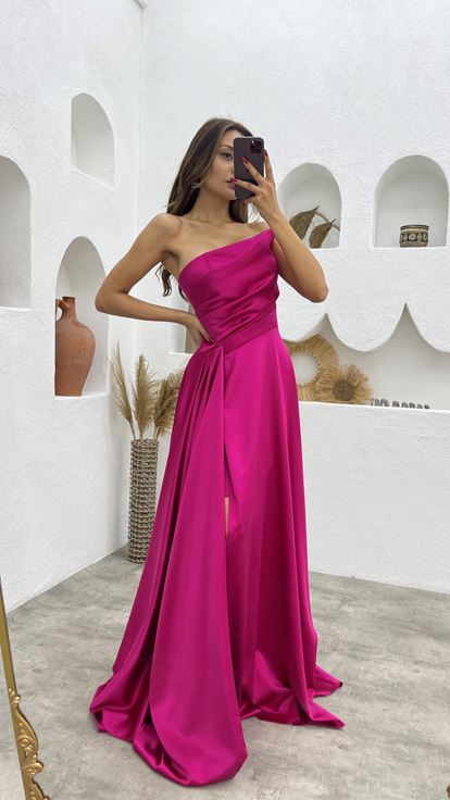 فستان سهرة ساتان بتصميم ثنى بدون حمالات فوشيا