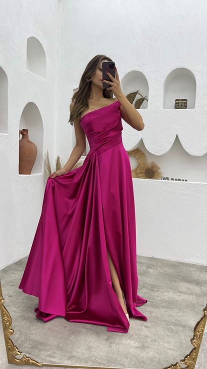 فستان سهرة ساتان بتصميم ثنى بدون حمالات فوشيا