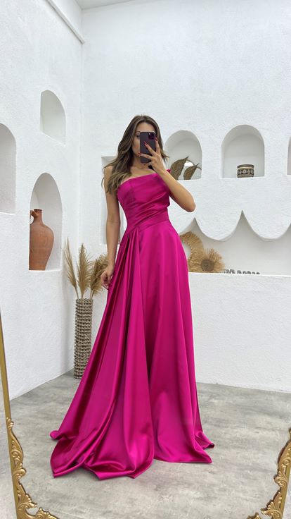 فستان سهرة ساتان بتصميم ثنى بدون حمالات فوشيا