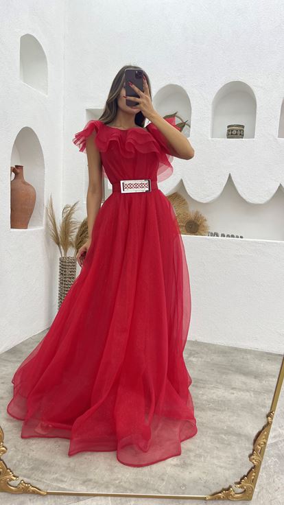 فستان سهرة أحمر مكشكش بحزام من التول اللامع