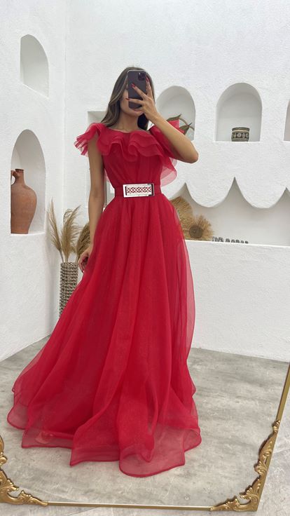 فستان سهرة أحمر مكشكش بحزام من التول اللامع