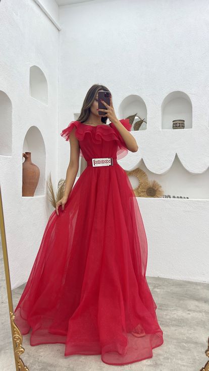 فستان سهرة أحمر مكشكش بحزام من التول اللامع