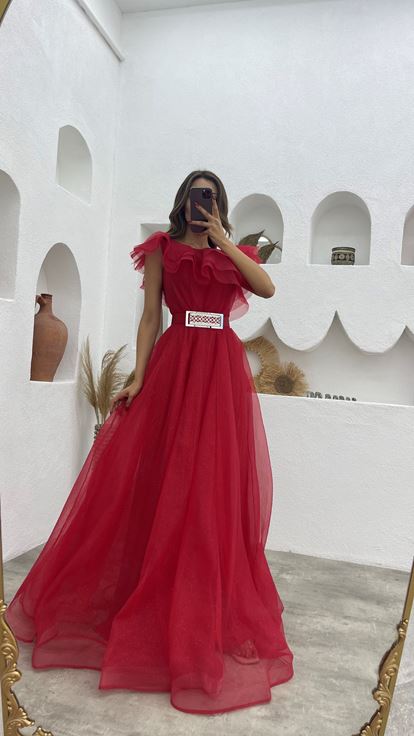 فستان سهرة أحمر مكشكش بحزام من التول اللامع