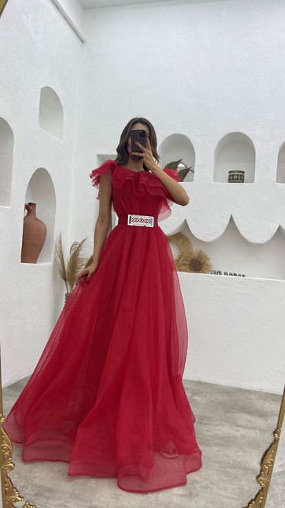 فستان سهرة أحمر مكشكش بحزام من التول اللامع