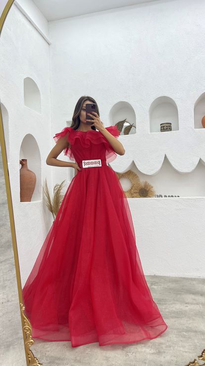 فستان سهرة أحمر مكشكش بحزام من التول اللامع