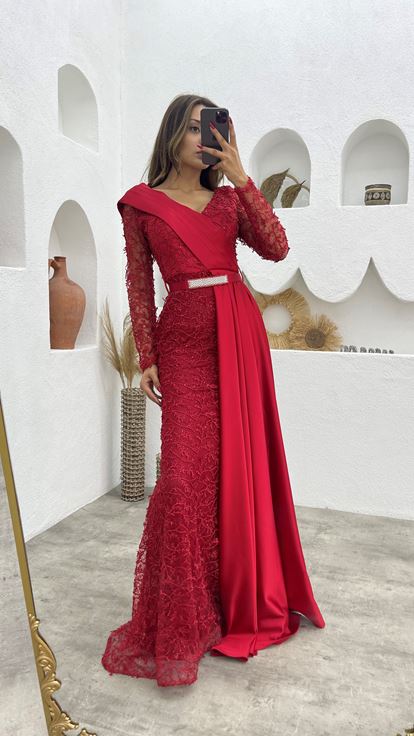 Kırmızı Güpür Ve Saten Detay Drapeli Kemerli Abiye Elbise