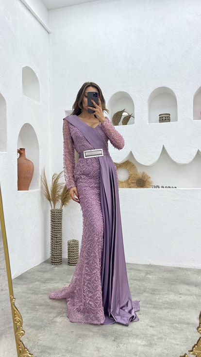 Lila Güpür Ve Saten Detay Drapeli Kemerli Abiye Elbise