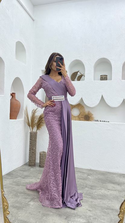 Lila Güpür Ve Saten Detay Drapeli Kemerli Abiye Elbise