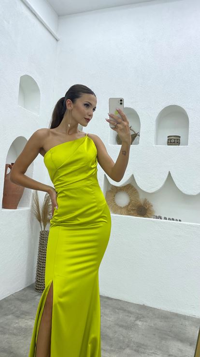 Sarı Zincir Askılı Drapeli Saten Abiye Elbise