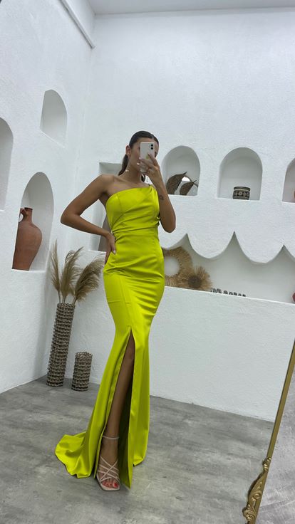 Sarı Zincir Askılı Drapeli Saten Abiye Elbise