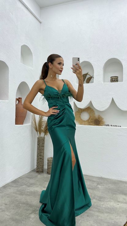 Robe de soirée verte à bretelles  plumes et fronces en satin froncé