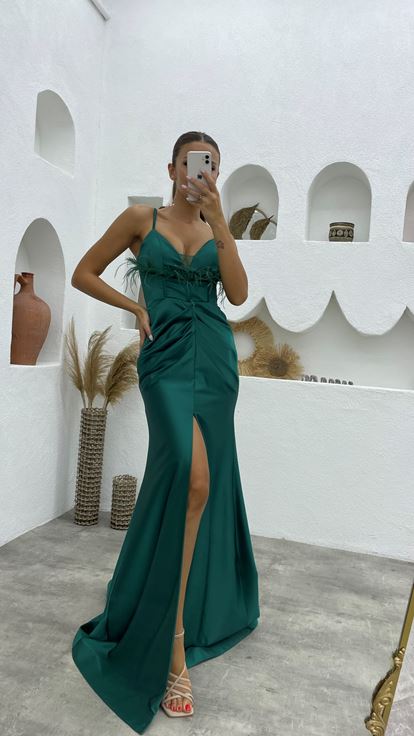 Robe de soirée verte à bretelles  plumes et fronces en satin froncé