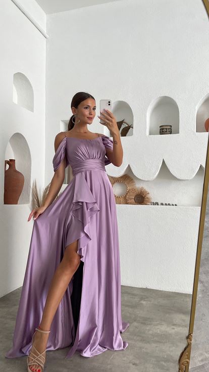 Robe de soirée lilas en satin à bretelles  drapée et volants