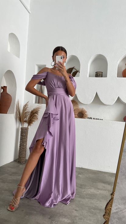 Robe de soirée lilas en satin à bretelles  drapée et volants