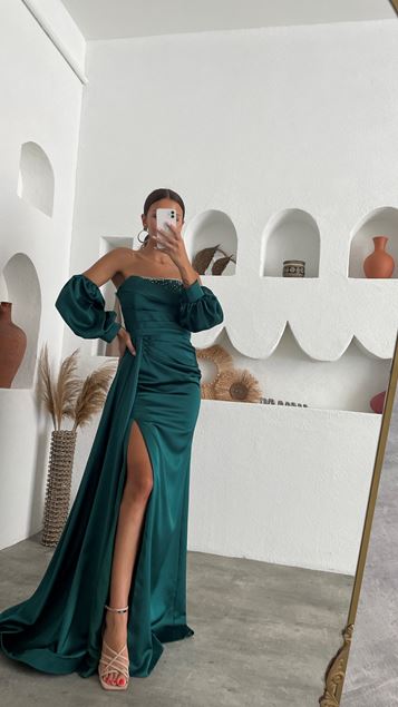 Détail de la pierre de poitrine verte Drapé Satin Robe de soirée