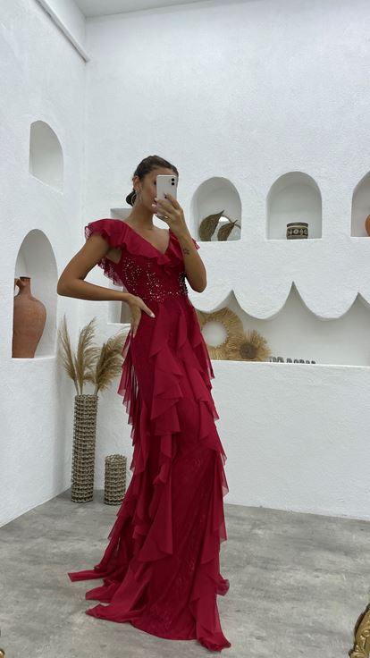 Abito da sera ricamato in pietra arruffata rossa