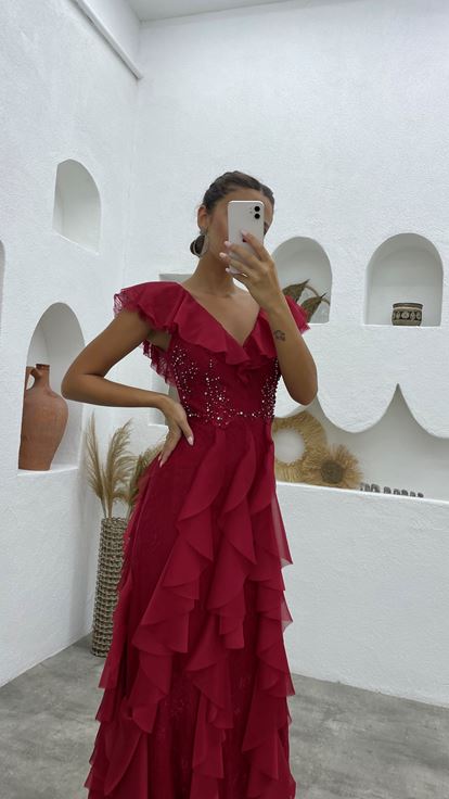 Abito da sera ricamato in pietra arruffata rossa