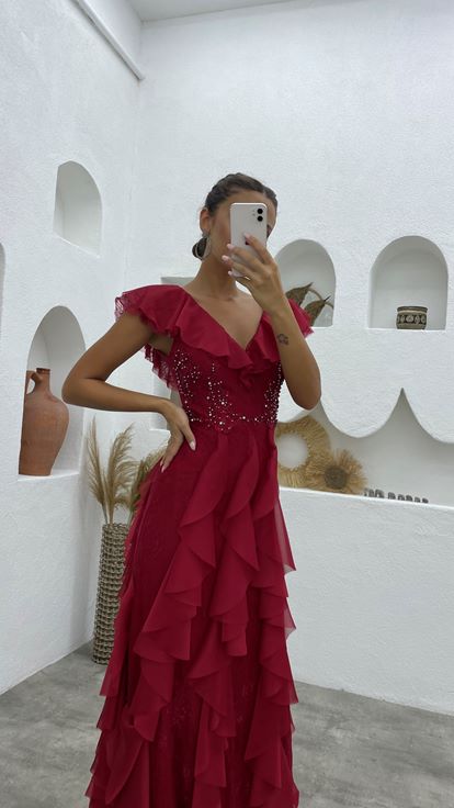 Abito da sera ricamato in pietra arruffata rossa