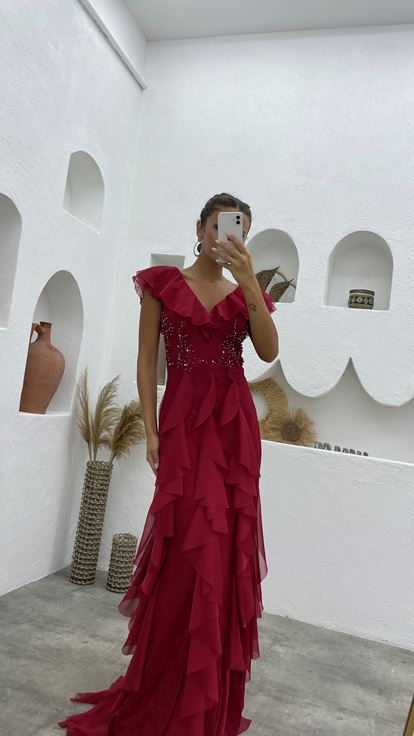 Abito da sera ricamato in pietra arruffata rossa